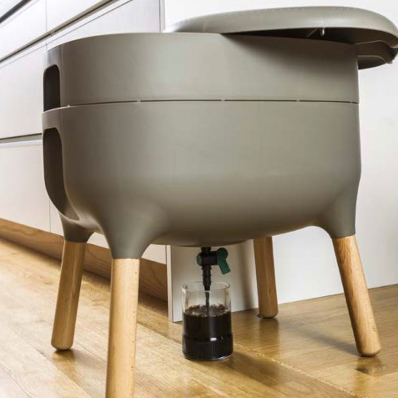 What’s the difference between worm leachate and worm tea?