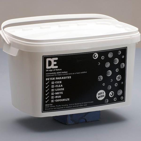 How does DE Powder (Diatomaceous Earth) work?