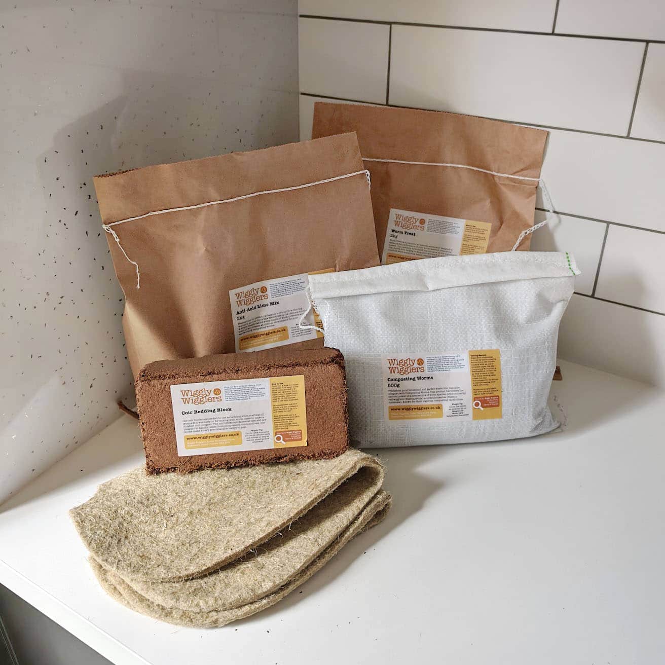 Wormery Rescue Kit – Fix Smelly, Soggy or Slow Wormeries Fast Any Wormery – 1 m × 1 m Moisture Mat (cut to fit) / With 500g Composting Worms