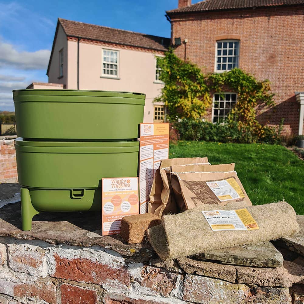 Wiggly Wigglers Urbalive Compact Worm Farm – Green - with Complete Value Pack (with 250g Worms or Voucher)